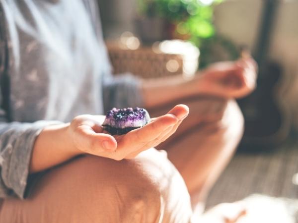 meditate using crystals